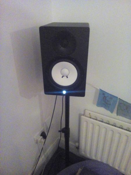 Yamaha HS80M active monitor speakers with stands
