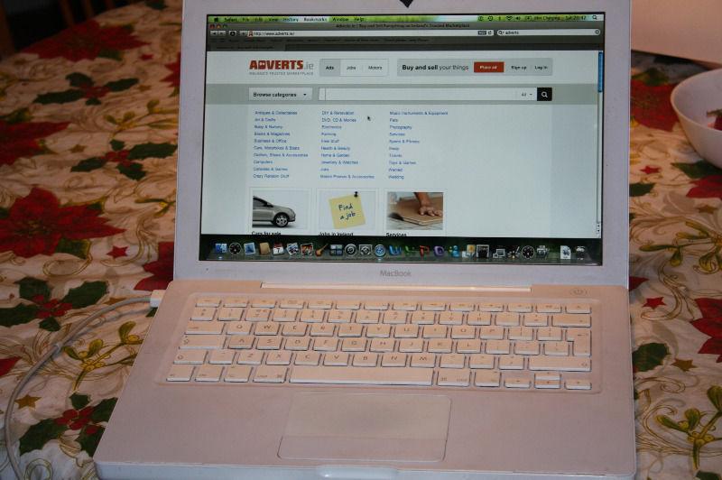 sale apple macbook 2008 .works only with charger