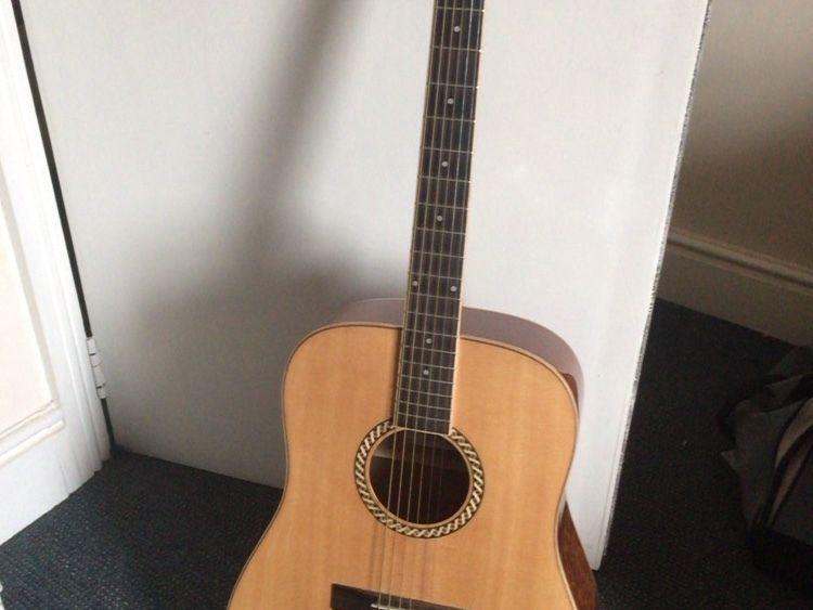 Acoustic guitar €50