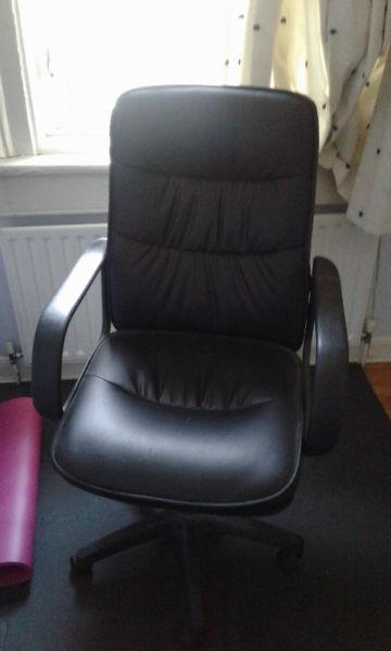 Am selling a black leather chair never used