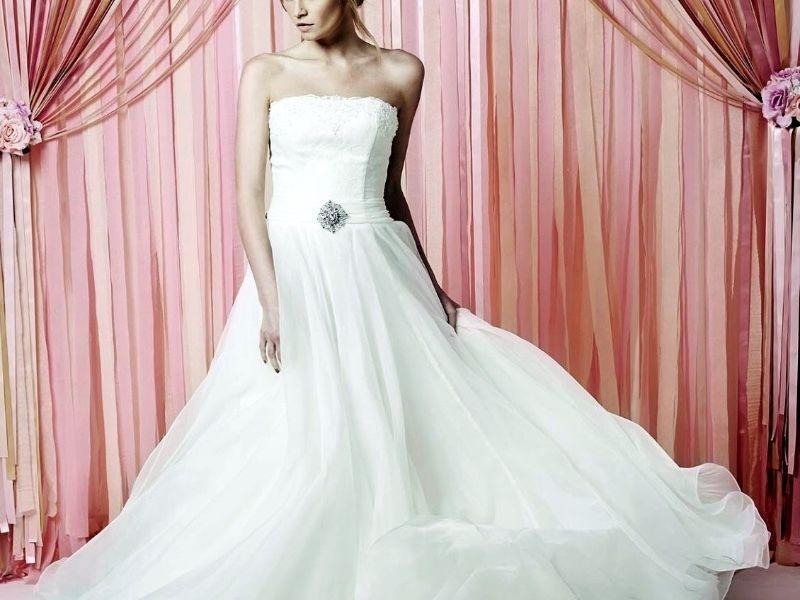 Stunning strapless wedding dress for sale
