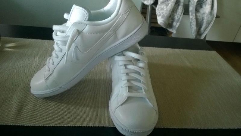 Nike white leather trainers / sneakers