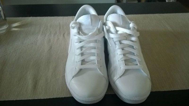 Nike white leather trainers / sneakers