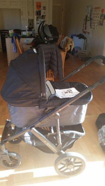 Uppababy Vista with Besafe car seat and Isofix base
