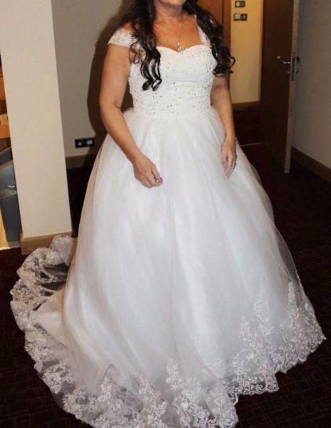 14/16 Ivory Wedding Dress Worn Once Laces at back