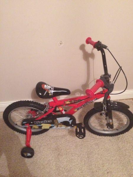 Bike with training wheels (stabilisers)