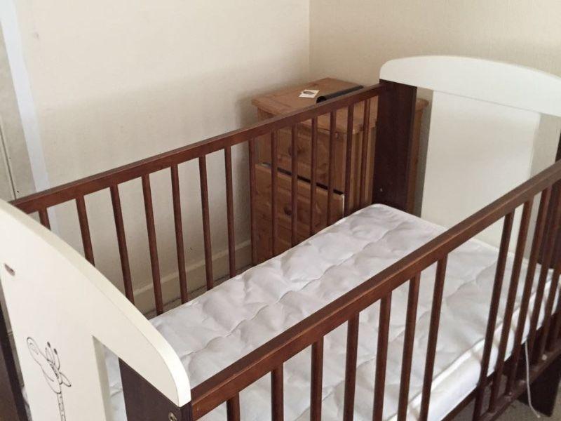 Baby bed. Car seat. Safe gate for sale