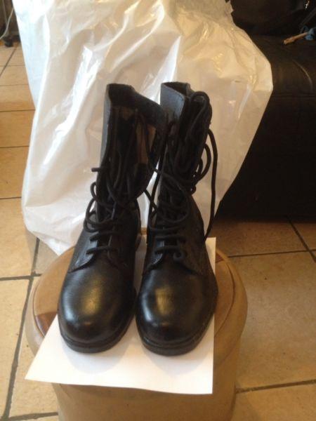 1 Pair of size 7 Leather Laced Army Boots