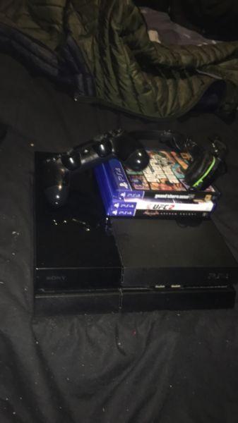 PS4 + 3 Games & Mic