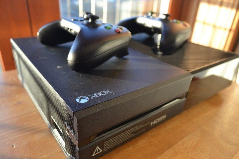 Xbox One 1TB, 2 controllers, GTA V - €300