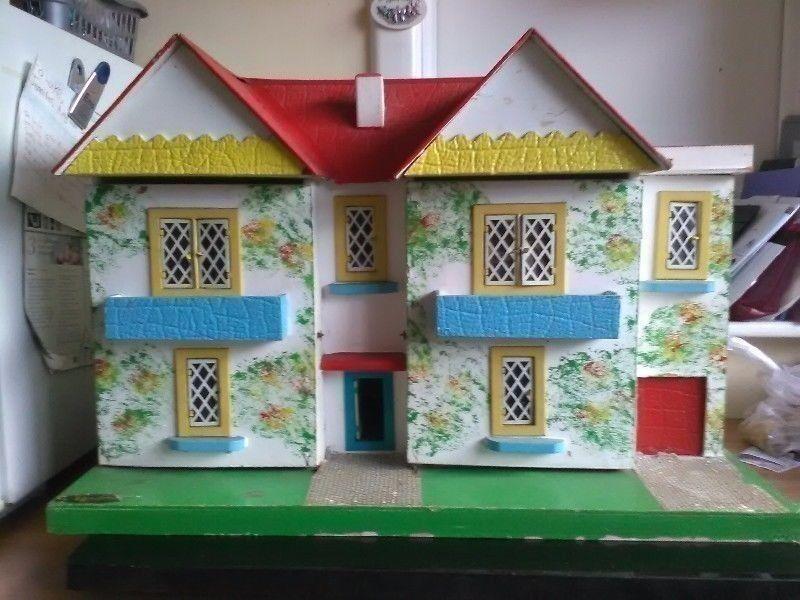 Vintage 1960s Conway valley doll house