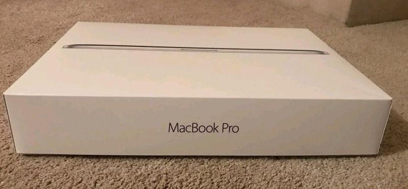 Macbook Pro 15 Inch 2016 i7 256GB Boxed Bundle Including Coodio Carry Case