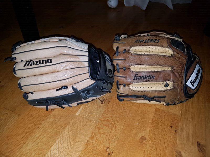 2x Adult baseball gloves and baseballs