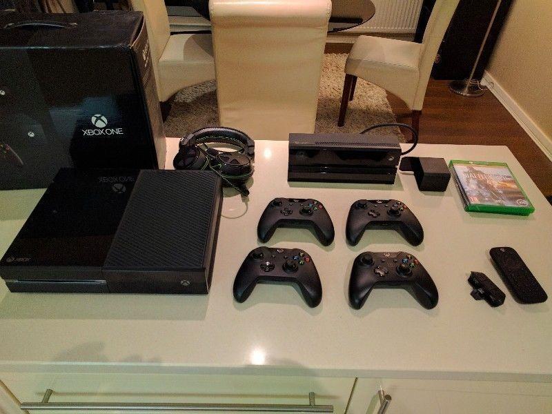 Xbox One + Kinect + 4 controllers + Headsets + remote + 2 games + more