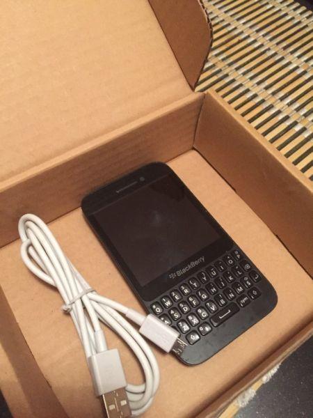 Blackberry Q5 Unlocked , LIKE NEW in box