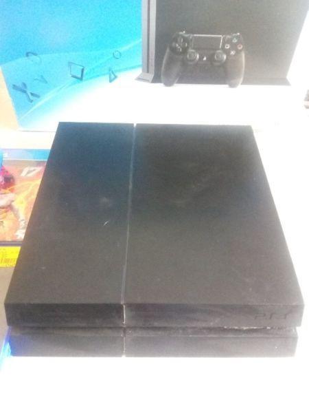Playstation 4 500GB with 4 games and 2 controllers