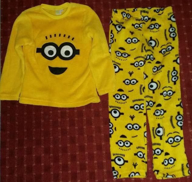 8 item bundle for boy 8-9 years. Bargain for 10 euro: Next, Benetton, Despicable Me, Diesel
