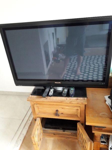 42inc tv and blue ray tv also stand and table all working perfect.0863793441 Gerry