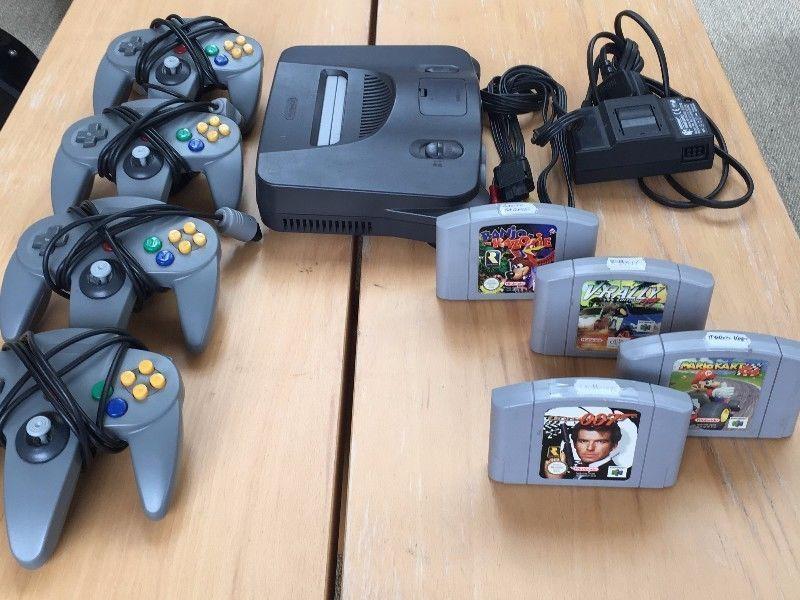 Nintendo 64 + 4 controls + 4 games + all cables