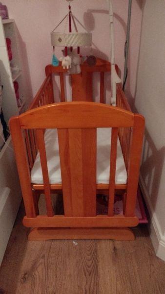 Baby swinging crib