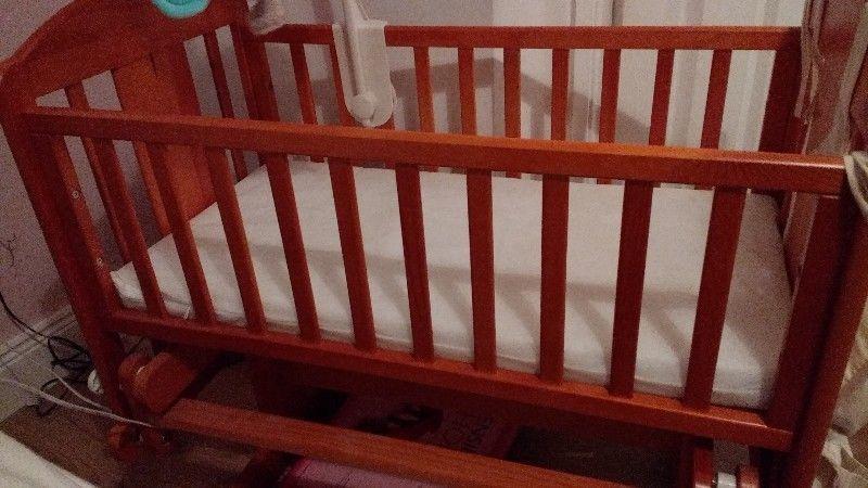 Baby swinging crib