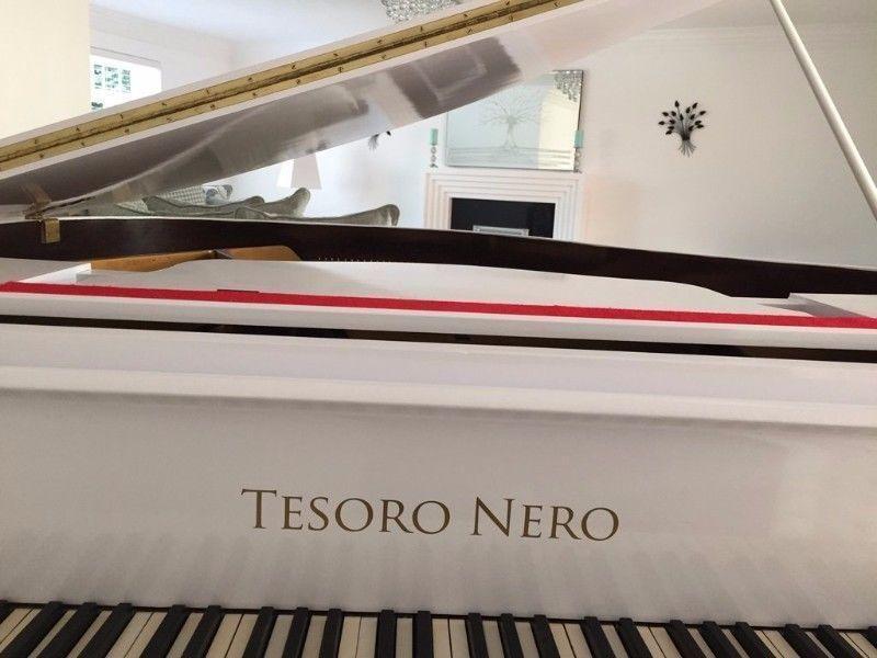 WHITE HIGH GLOSS BABY GRAND PIANO TO MINORCA