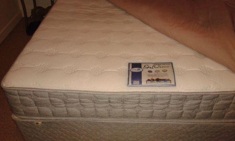 King Size mattress (150x200). Spring Air Gel Visco. Semi new (less than 1 year of usage)