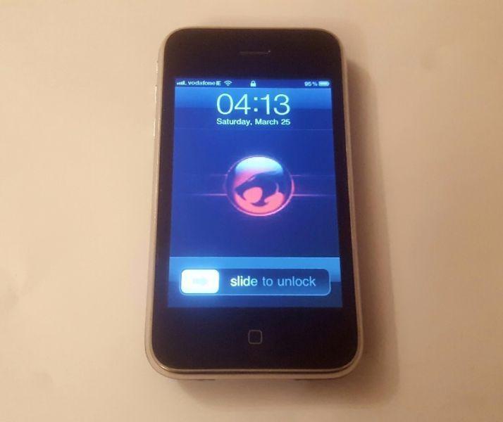 iphone 3G 8GB Black Jailbreak Unlocked with Usb Charger & Pin