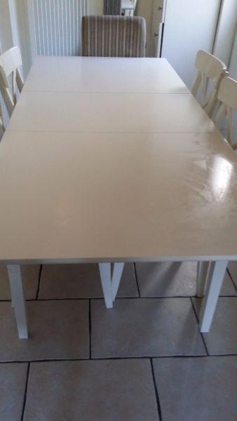 White extendable table and 6 chairs