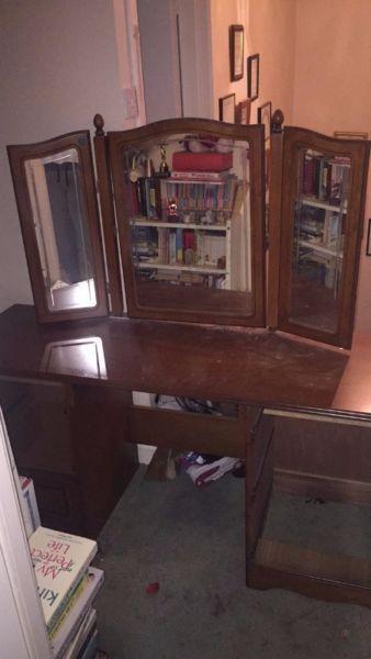 Dressing table with 3 mirrors
