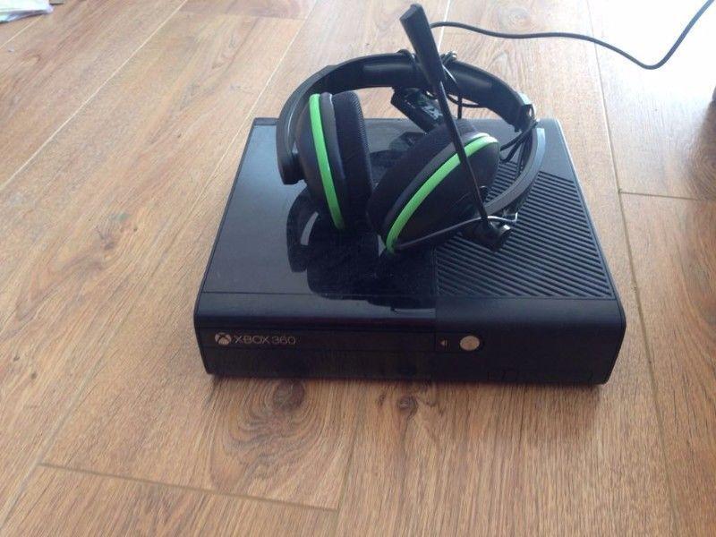 Xbox 360 E/Headset/Charger