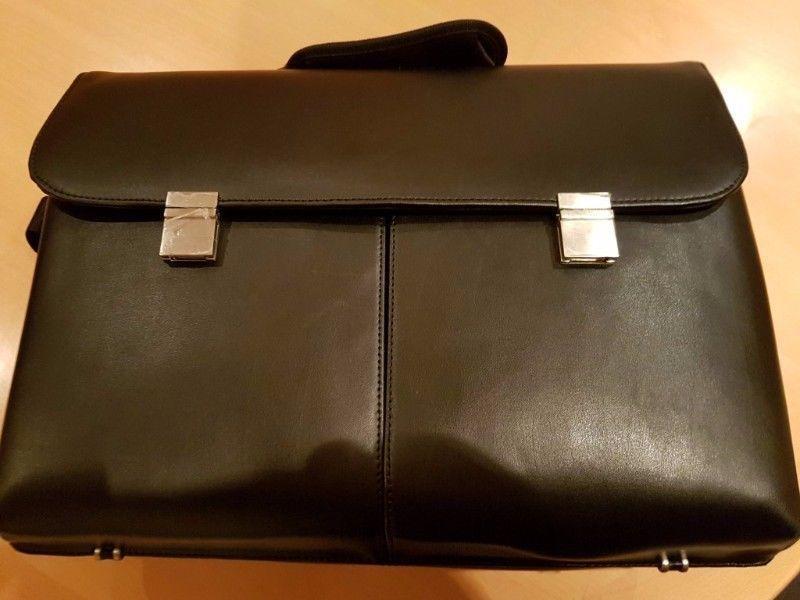 Dicota Executive Leather Case for laptops up to 17
