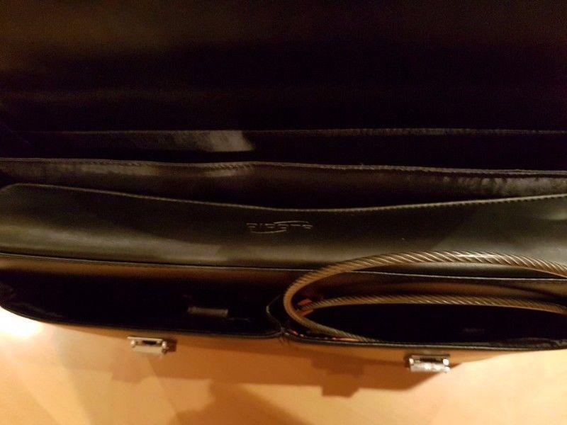 Dicota Executive Leather Case for laptops up to 17