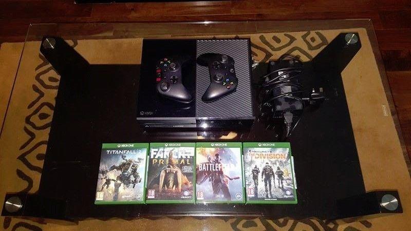 Xbox One - 2 controllers + 6 games