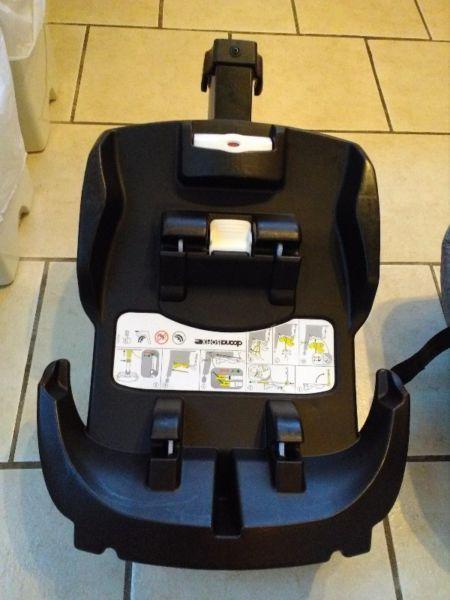 Doona buggy/car seat with isofix car seat base and raincover.Perfect condition