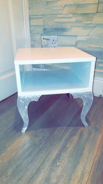 Sidetable with crystal effect legs