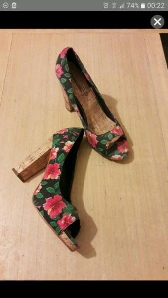 SALE: Floral print heel