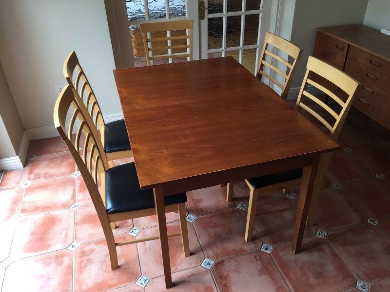 Extendable Diningroom table and 5 chairs