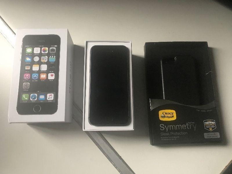 Unlocked iPhone 5s Space Grey 16GB w/ Otterbox Symmetry cover - Like New