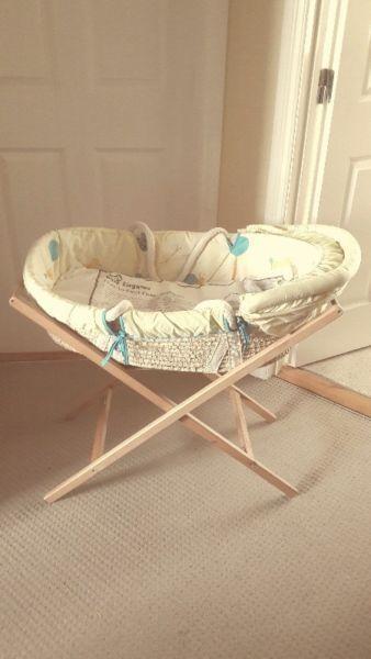 Moses basket with 2 mattresses