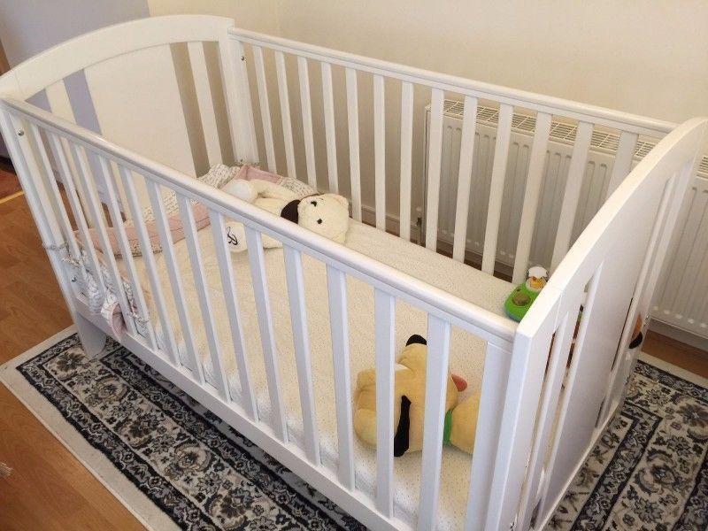 papa mamas harbour baby cot- like new