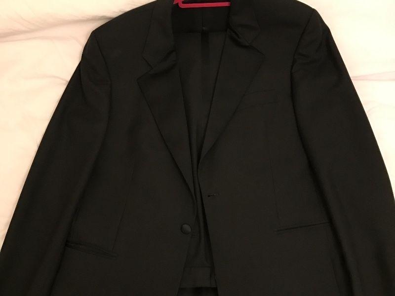 Men's tuxedo in amazing condition size 42R
