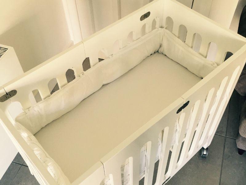 Bloom Alma mini crib with mattress -coconut white
