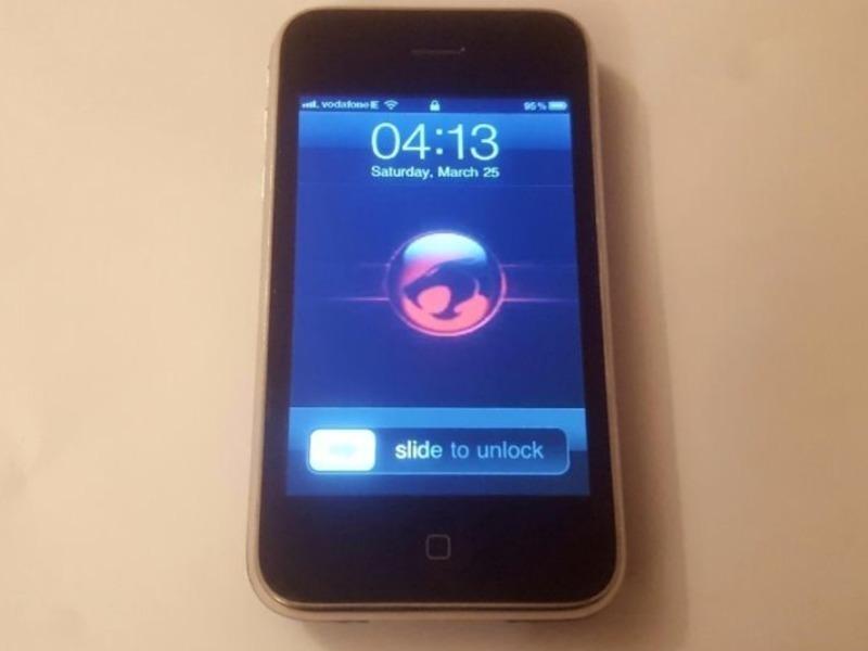 iphone 3G 8GB Black Unlocked via Jailbreak with Usb Charger & Pin
