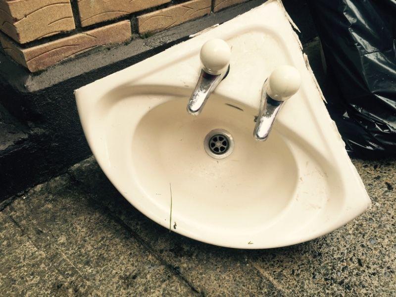 Corner sink