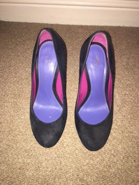 KG black heels