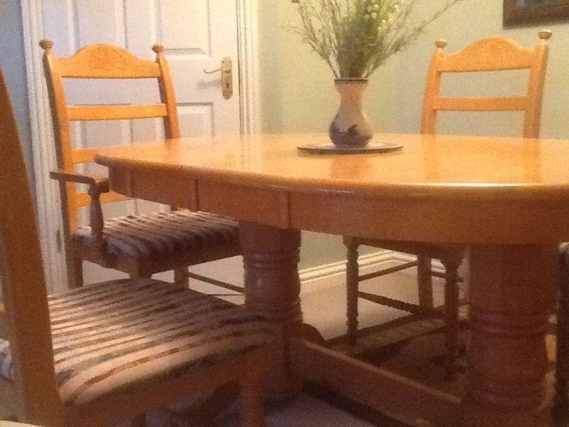 Dining Room table and chairs excellent condition