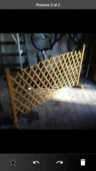 Wooden expanding fence