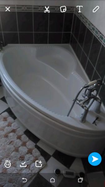 Bath & taps with shower hose/ almost new toilet