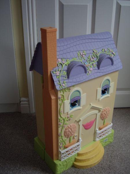 Learning Curve - Caring Corners Mrs Goodbee Interactive Dollhouse